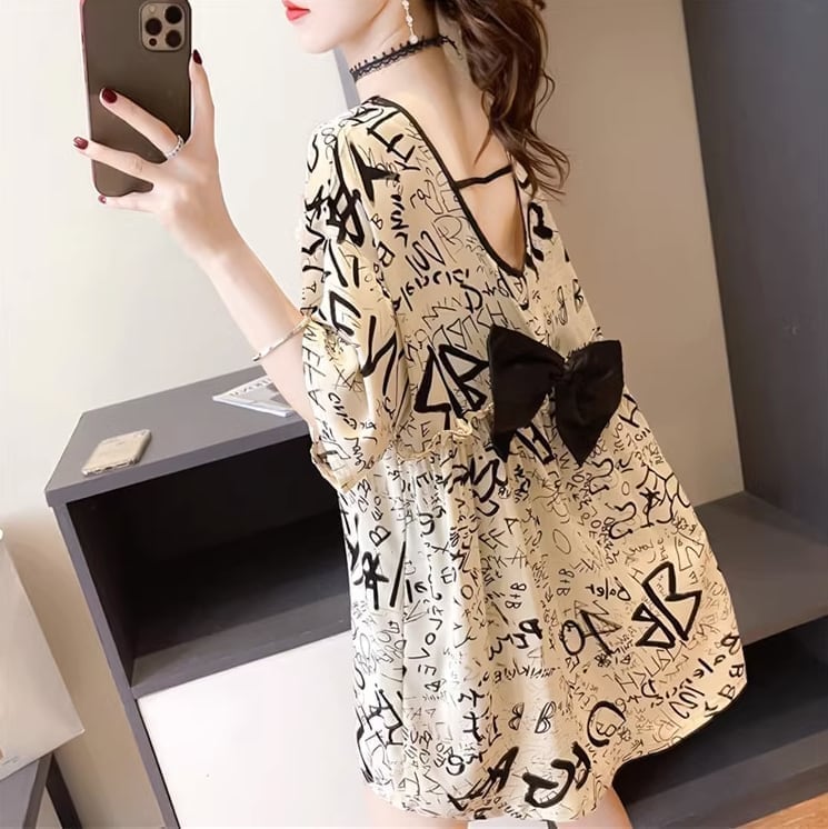 すっきりとしたデザインとバックオープンの半袖Tシャツ<U-5056>